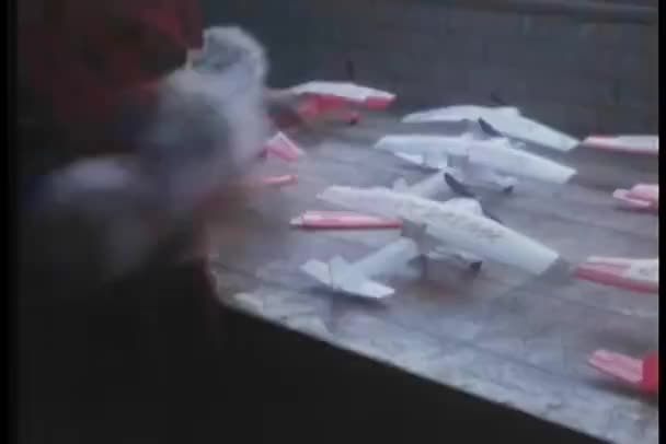 Santa Claus rompiendo aviones de juguete — Vídeos de Stock