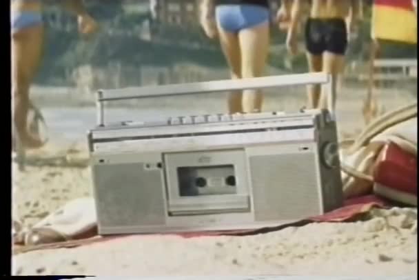 Close-up boom box na praia — Vídeo de Stock