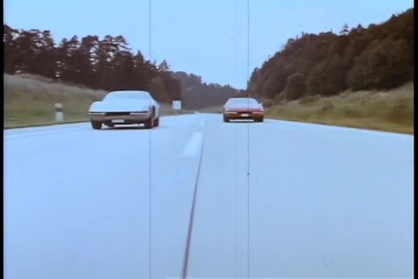 Twee auto's racen op lege weg — Stockvideo