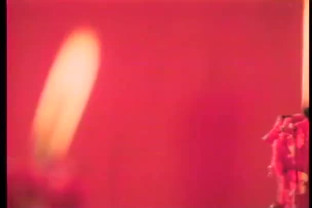 Candele accese in primo piano sullo sfondo rosso — Video Stock