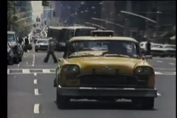 Taxi driving on New York City street — Stock Video