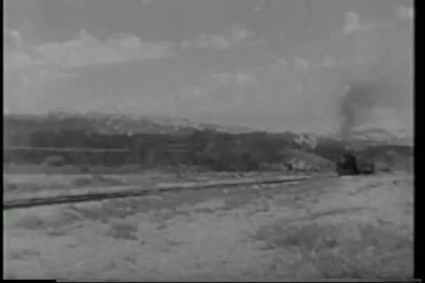 Train à vapeur long trajet à travers la chaîne de montagnes — Video