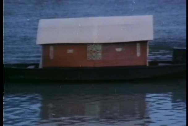 Houseboat galleggiante in acqua — Video Stock