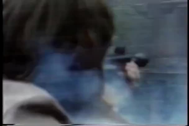 Стрілянина між двома чоловіками — стокове відео