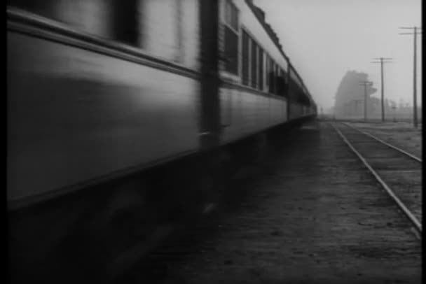 후면 보기의 떠나는 역 기차 — 비디오