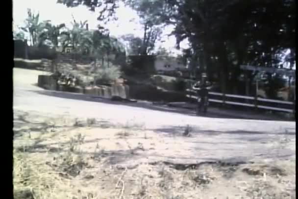 Soldado de tiro ancho lanzando granada y golpeando a tres hombres — Vídeos de Stock