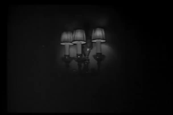 Beleuchtete Wandleuchte an der Wand — Stockvideo