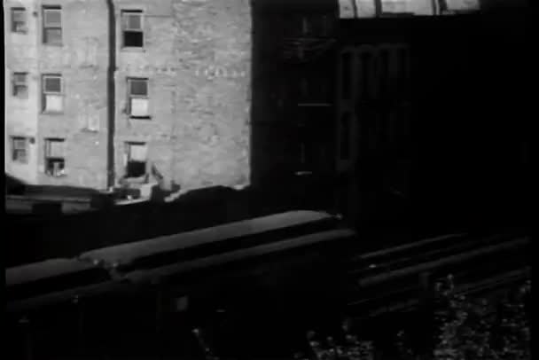 地下鉄列車の地面の上の高角度のビュー — ストック動画