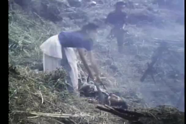 Mujer tratando de revivir a un soldado muerto — Vídeo de stock