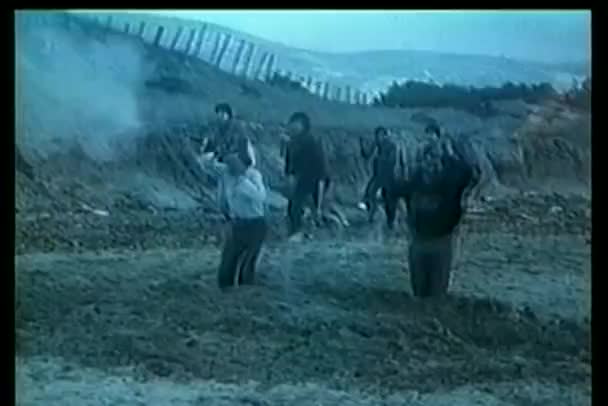 Soldados guerrilleros volados por una mina terrestre en la playa — Vídeos de Stock