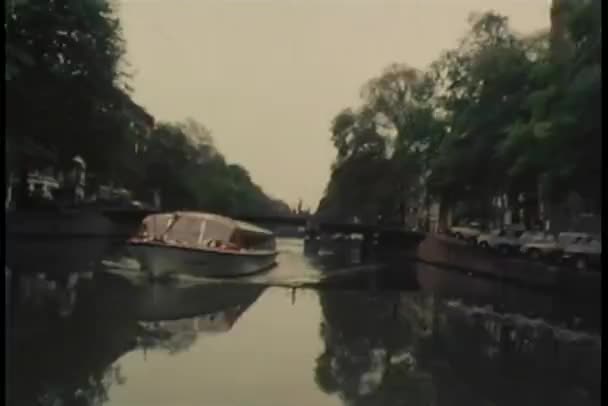 Visa från motorbåt Susa nedför amsterdam canal — Stockvideo