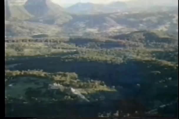 Vista aérea de un gran valle cubierto de árboles — Vídeo de stock