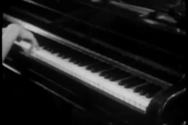 Handen die piano spelen — Stockvideo