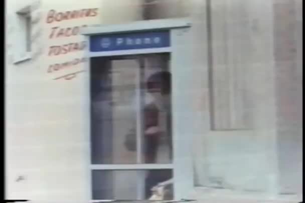 Onrustige man in phone booth — Stockvideo