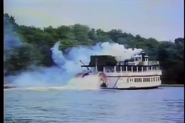 Barco de vapor que viaja río abajo — Vídeo de stock
