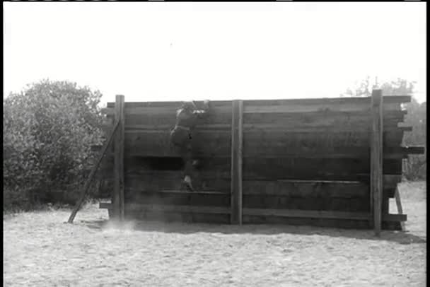 Soldaten klettern bei Bootcamp-Übung an Wand — Stockvideo