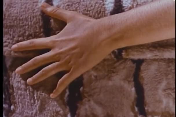 Close-up hand verhuizen hele bont deken — Stockvideo