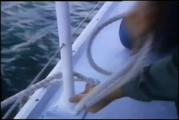 Mani legate alla ringhiera della nave — Video Stock