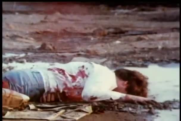 Tiros atingindo o homem sangrando no chão — Vídeo de Stock