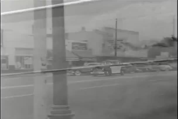 Pędzenie w dół ulicy miasta samochód policyjny — Wideo stockowe