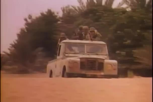 Askerler ateş askeri jeep — Stok video