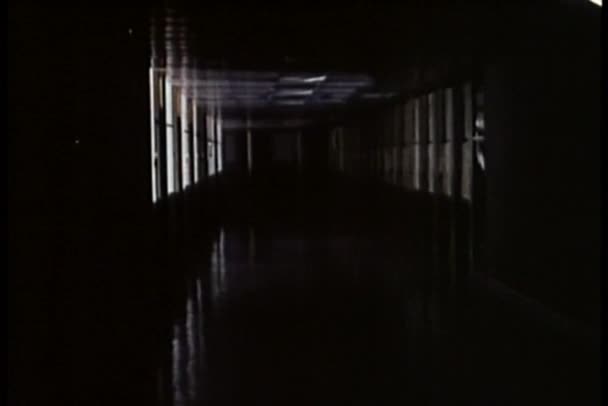 Long couloir sombre 