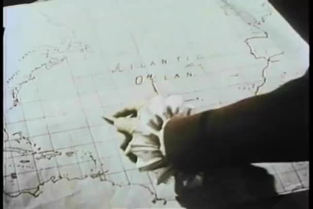 Crayon pointant à la main à l'emplacement sur la carte du 19ème siècle 