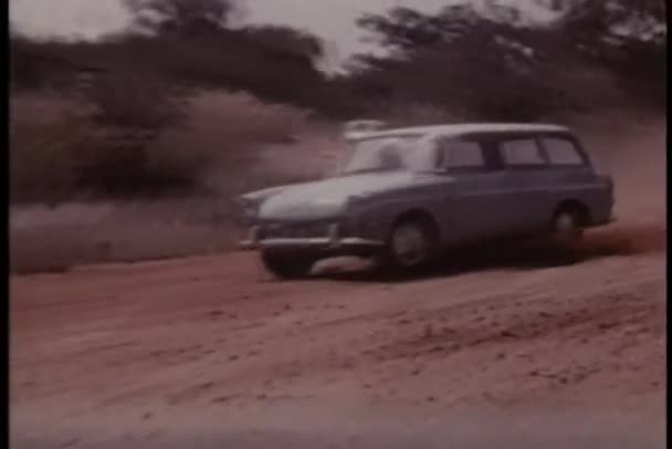 Dos coches que se deslizan por el camino de tierra — Vídeos de Stock