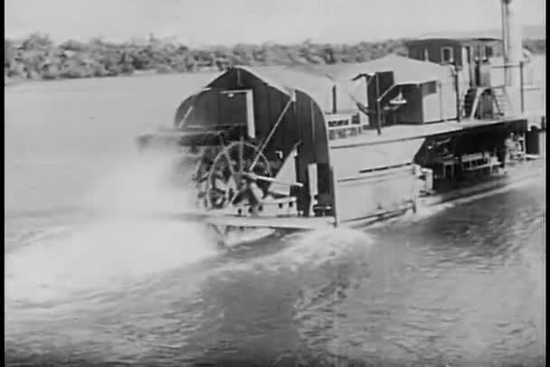 Bakifrån av steam boat reser ner floden — Stockvideo