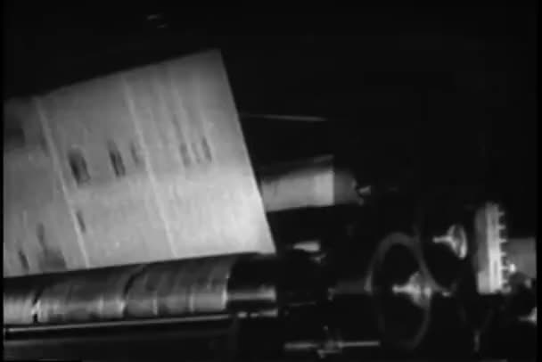 Nahaufnahme Druckerpresse, die Zeitungen druckt — Stockvideo