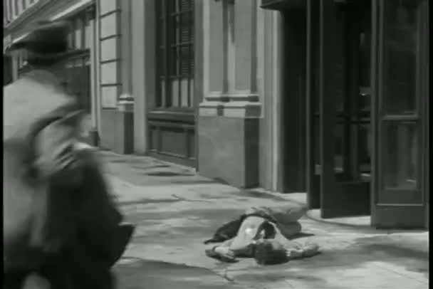Amplo tiro reunido em torno do corpo na calçada — Vídeo de Stock