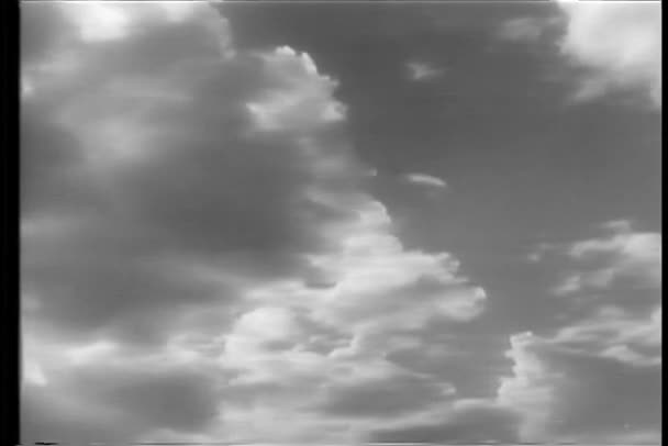 Schwenkende Wolken am Himmel — Stockvideo