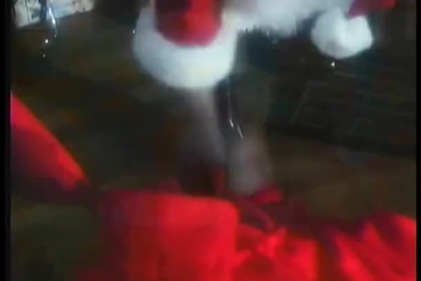 Montaje - Santa Claus brillando sus botas y enjuagándose las manos — Vídeo de stock