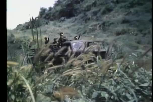 Посадка ракет возле военного грузовика, перевозящего солдат — стоковое видео