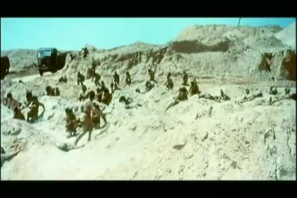 Wide shot soldiers under attack in desert — Stock Video