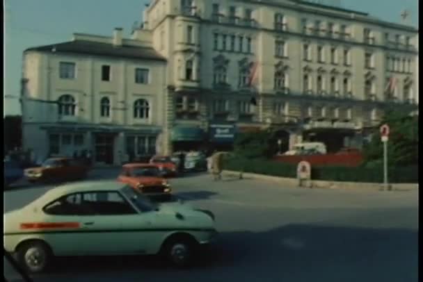 Punto de vista desde la conducción de coches en Salzburgo, Austria — Vídeos de Stock