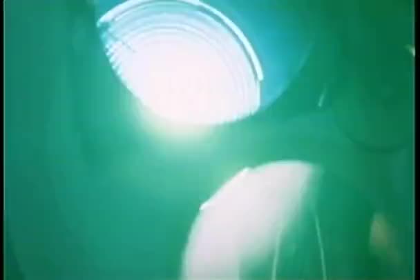 Närbild strobe ljus om spinning — Stockvideo