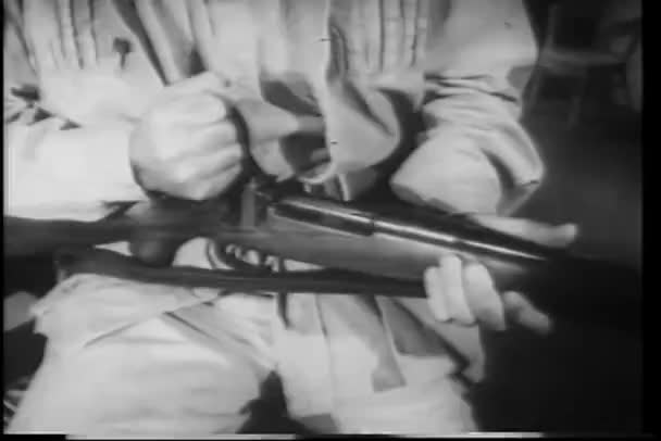 Close-up homem carregando rifle — Vídeo de Stock
