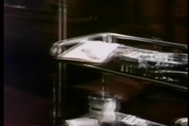 Main en gant de cuir ramassant scalpel 