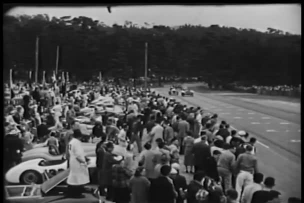 Espectadores viendo carreras de coches deportivos — Vídeo de stock