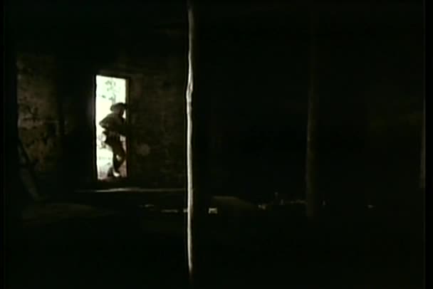 Żołnierze wejście dom — Wideo stockowe