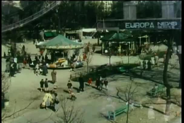 Hög vinkel syn på park med karusell — Stockvideo