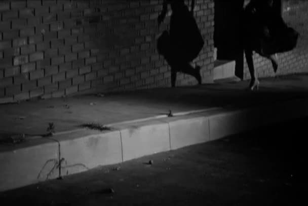 男人追女人在晚上的低角度视图 — 图库视频影像