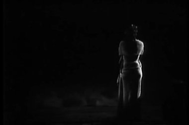 rüzgarlı gece sahilde duran kadın