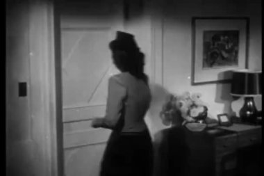 Oda acele terk kadın