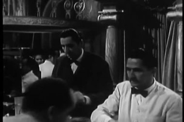 gece kulübünde kasiyer dan getting garsonlar değiştirme