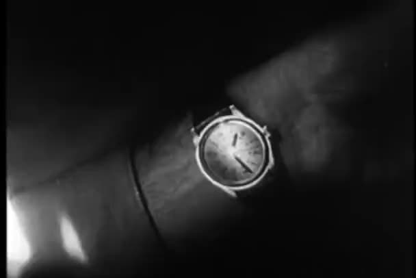 Человек проверяет свои часы при помощи спичечного света — стоковое видео