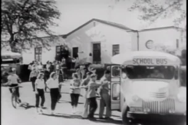 Uczniowie szkoły z internatem autobus — Wideo stockowe