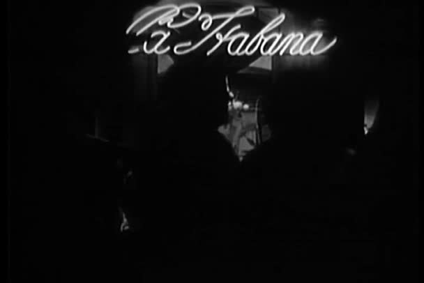ラ ハバナのナイトクラブの記号の前のパトロン — ストック動画