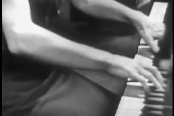 Γυναίκα που παίζει πιάνο — Αρχείο Βίντεο